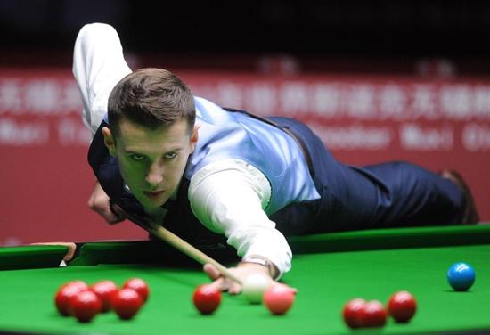 这名年轻边 这名年轻边